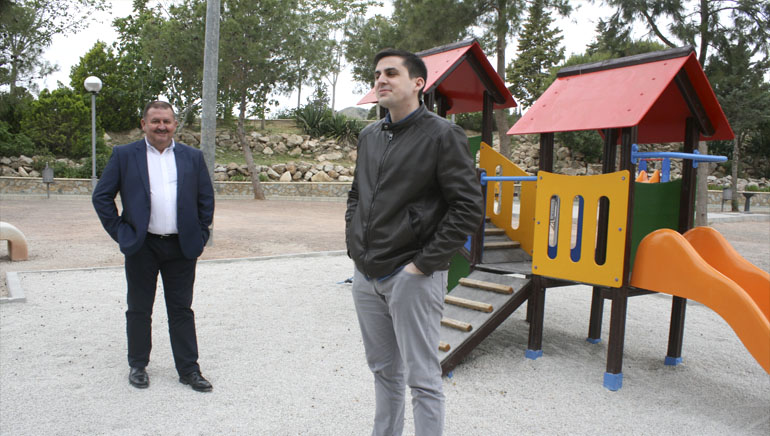 Se acondiciona el jardín abandonado